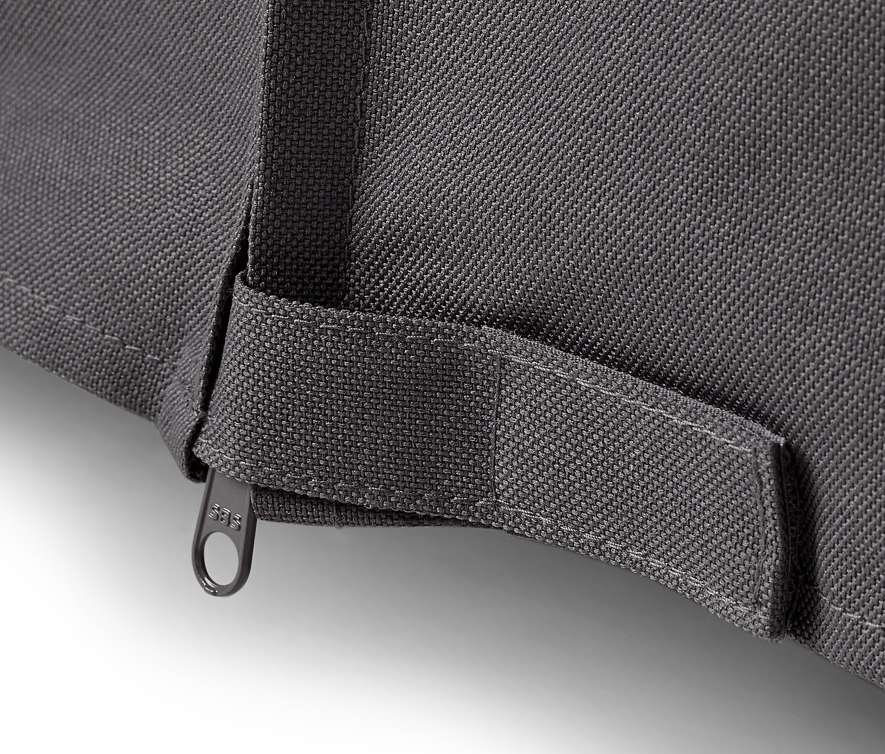 Detail einer grauen Premium-Abdeckhaube für große Gartentische mit Reißverschluss.