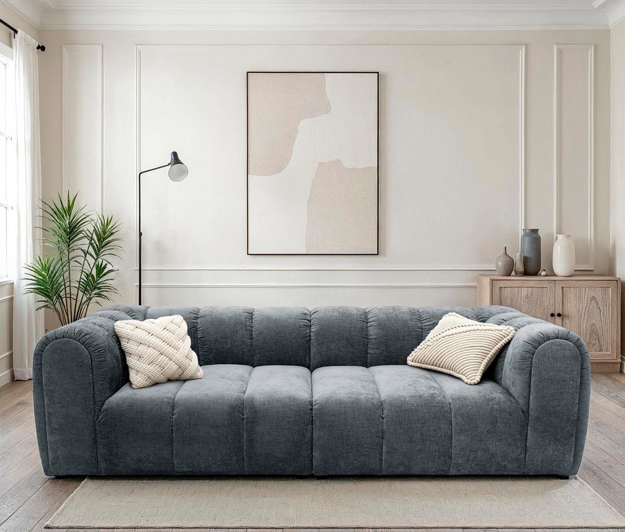 Graues Sofa mit Kissen im Wohnzimmer.