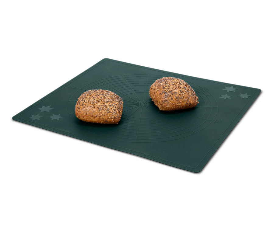Zwei Brötchen auf einer grünen Silikonmatte.