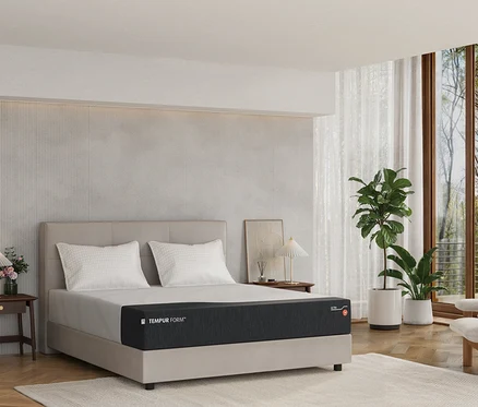 Schlafzimmer mit einem Bett, auf dem eine TEMPUR Form™ Plus Matratze liegt.