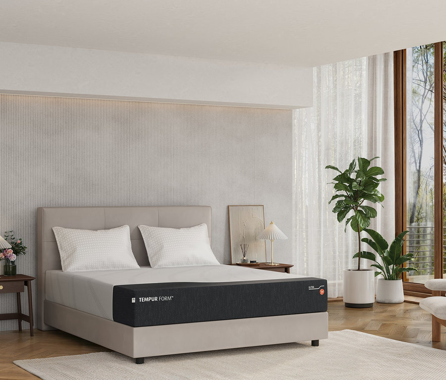 Schlafzimmer mit einem Bett, auf dem eine TEMPUR Form™ Plus Matratze liegt.