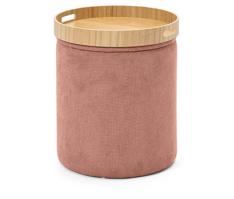Rosa Pouf mit Holztablett auf weißem Hintergrund.