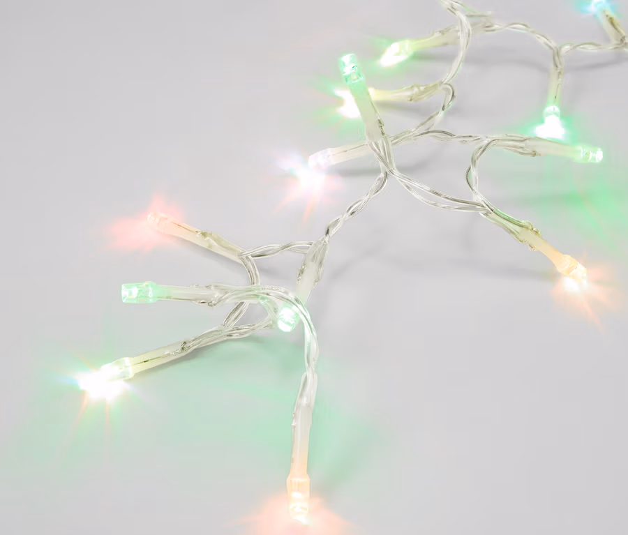 Lichterkette auf weißem Hintergrund
