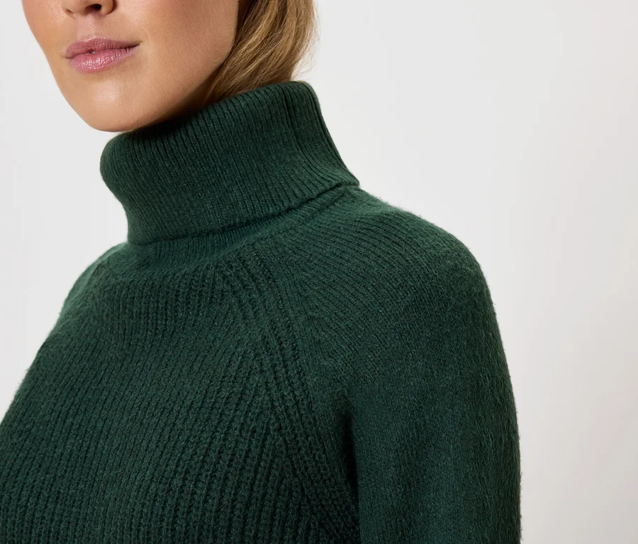 Detailaufnahme eines dunkelgrünen Damen-Rollkragenpullovers.