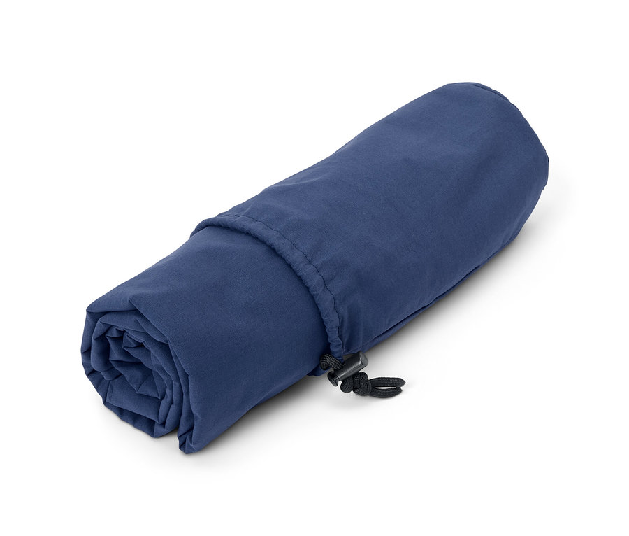 Ein zusammengerolltes, blaues Schlafsack-Inlay mit Kordelzug.