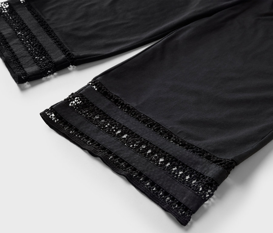 Detailaufnahme einer schwarzen Culotte mit Stickerei am Saum.
