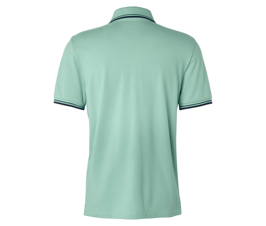 Rückansicht eines hellgrünen Poloshirts mit dunkelblauen Akzenten an Kragen und Ärmeln.