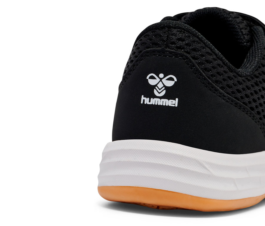 Nahaufnahme eines schwarzen Hummel-Schuhs mit weißer Sohle und braunem Akzent.