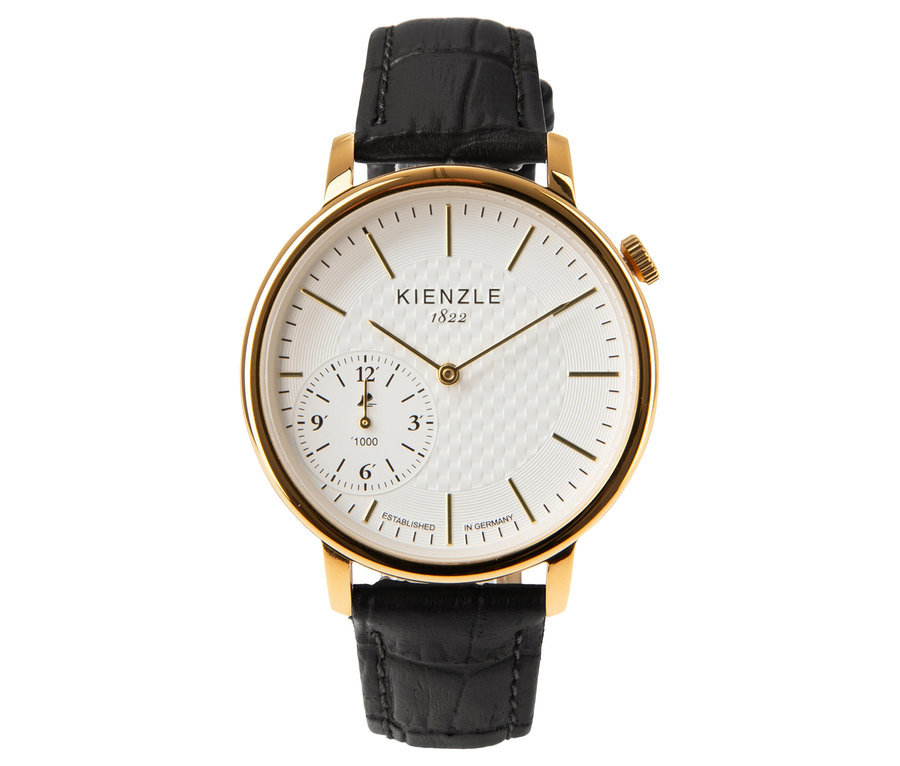 Nahaufnahme der Kienzle Uhr »Active Motion« mit goldenem Gehäuse und schwarzem Lederarmband auf weißem Hintergrund.