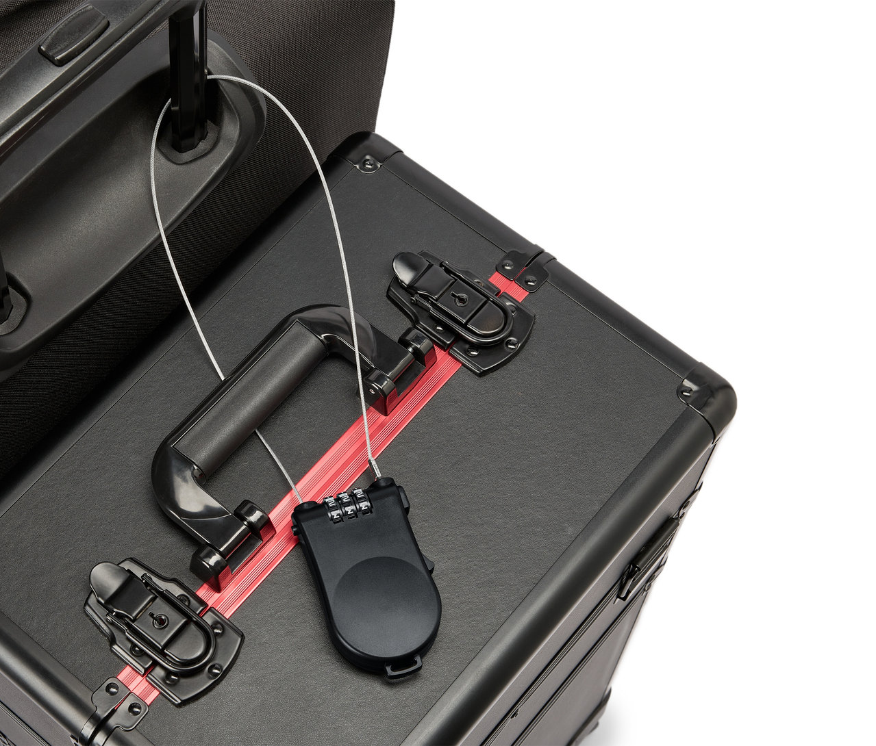 Nahaufnahme eines schwarzen Koffers mit rotem Streifen, schwarzem Griff und Zahlenschloss.