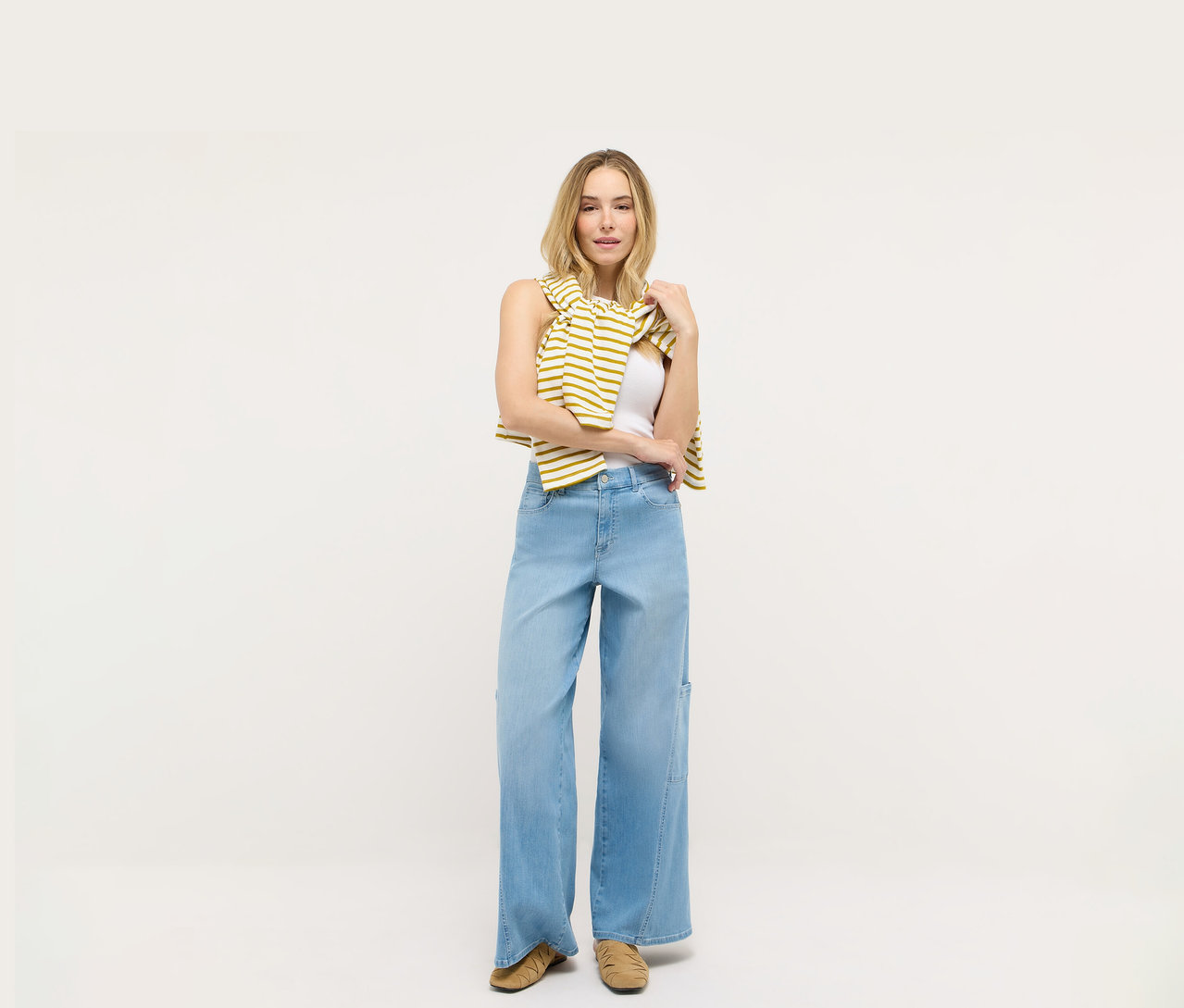 Eine Frau steht vor einem weißen Hintergrund und trägt Angels Denim »Liva« Cargo Wide Leg Jeans.