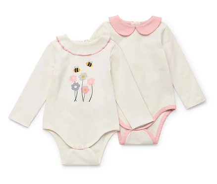 Zwei langärmelige Babybodys in Weiß, einer mit Blumen- und Bienenmotiv und der andere mit rosa Kragen.
