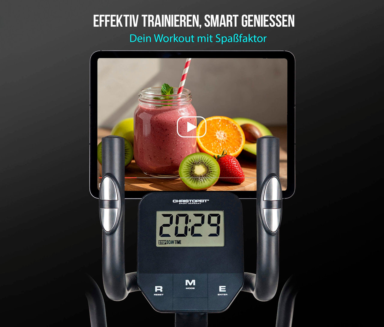 Nahaufnahme eines Christopeit Crosstrainer »CT 5« mit einem Tablet, das ein Video von einem Smoothie zeigt.