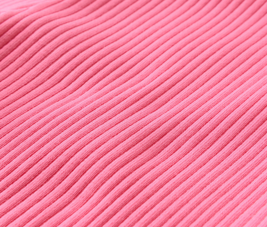 Nahaufnahme von geripptem, pinkfarbenem Stoff.