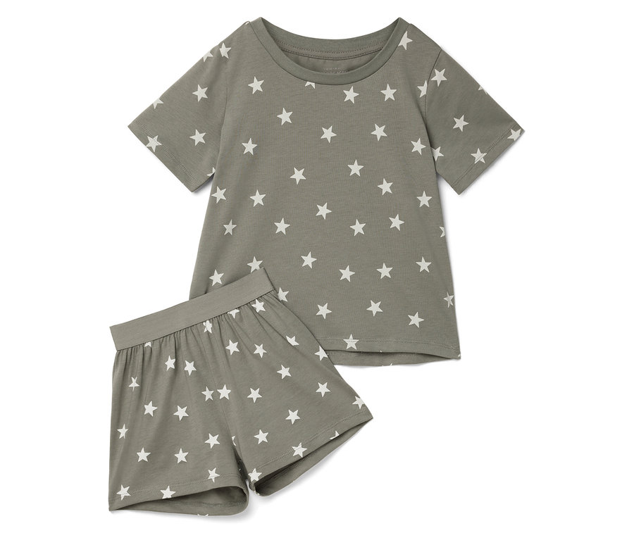 Ein graues Pyjama-Set mit weißen Sternen, bestehend aus einem T-Shirt und Shorts.