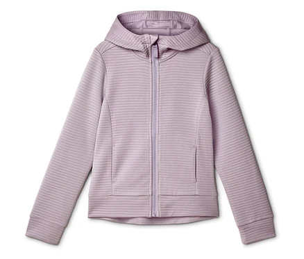 Lila Kapuzenjacke mit Reißverschluss und horizontaler Rippenstruktur, liegend.