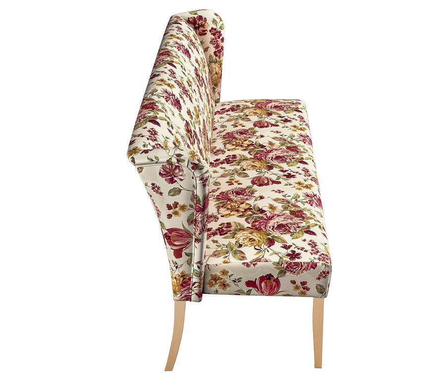 Ein blumengemustertes Sofa steht auf hölzernen Beinen.