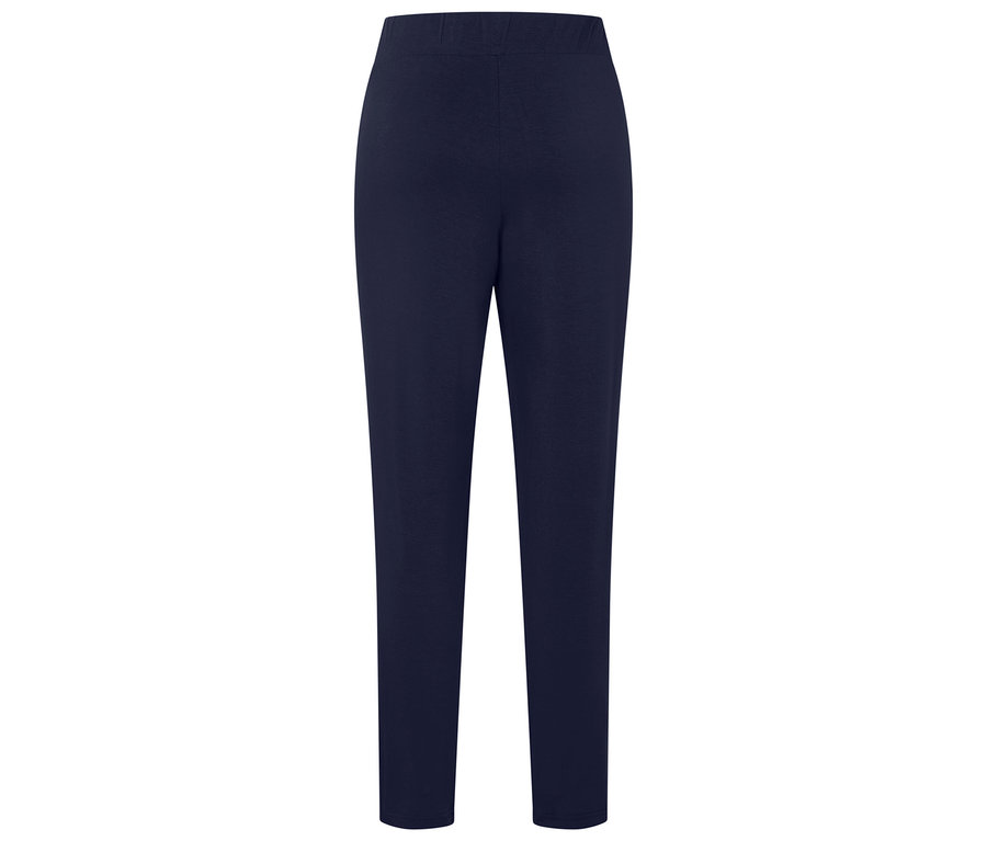 Dunkelblaue, lange Hose.