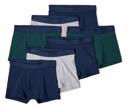 Sieben Boxershorts in Marineblau, Grün und Grau liegen übereinander.