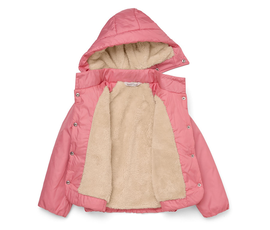 Rosa Kinderjacke mit Kapuze und beigem Teddyfutter, offen liegend.