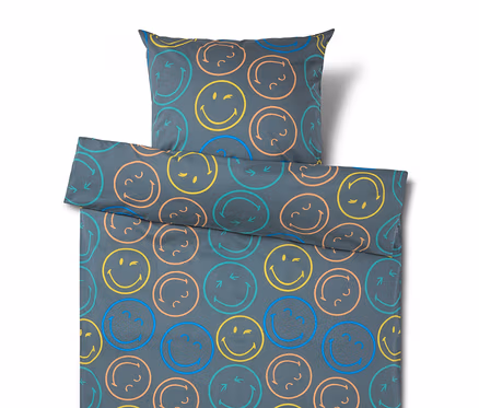Dunkelgraue Bettwäsche mit einem Muster aus bunten Smileys in Gelb, Blau, Orange und Türkis, einige lächeln, zwinkern oder zeigen Pfeile.