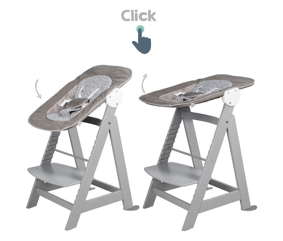 Zwei graue Babyhochstühle mit Liegeaufsatz sind zu sehen, wobei der linke Aufsatz nach unten und der rechte nach oben geneigt ist.