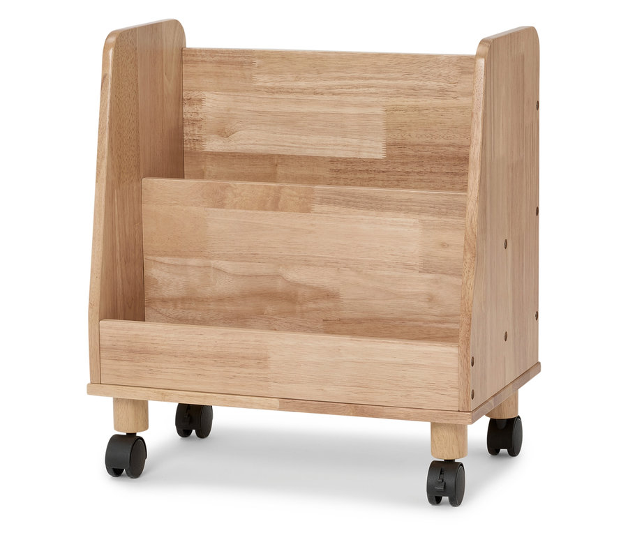 Ein hölzernes Bücherregal mit drei Fächern und Rollen.