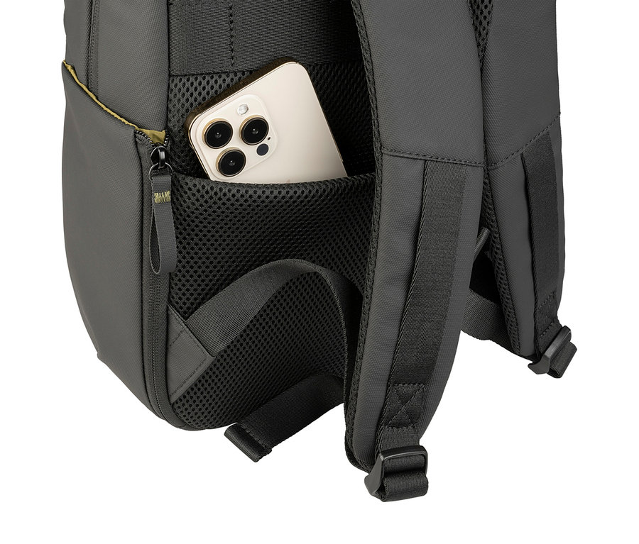 Handy in einer Netztasche eines grauen Rucksacks.