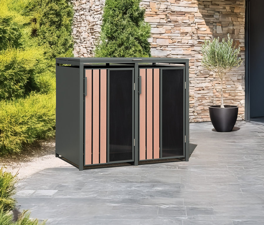 Ein Metallschrank mit Doppeltüren mit vertikalen Holz- und schwarzen Paneelen steht draußen auf einer Terrasse.