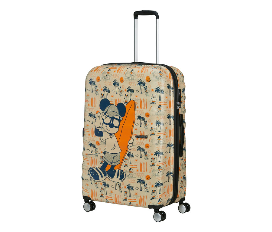 Beiger Reisekoffer mit einem Muster aus Micky Maus mit Surfbrett, Palmen und Wellen. Er hat einen ausziehbaren Griff und vier Rollen.