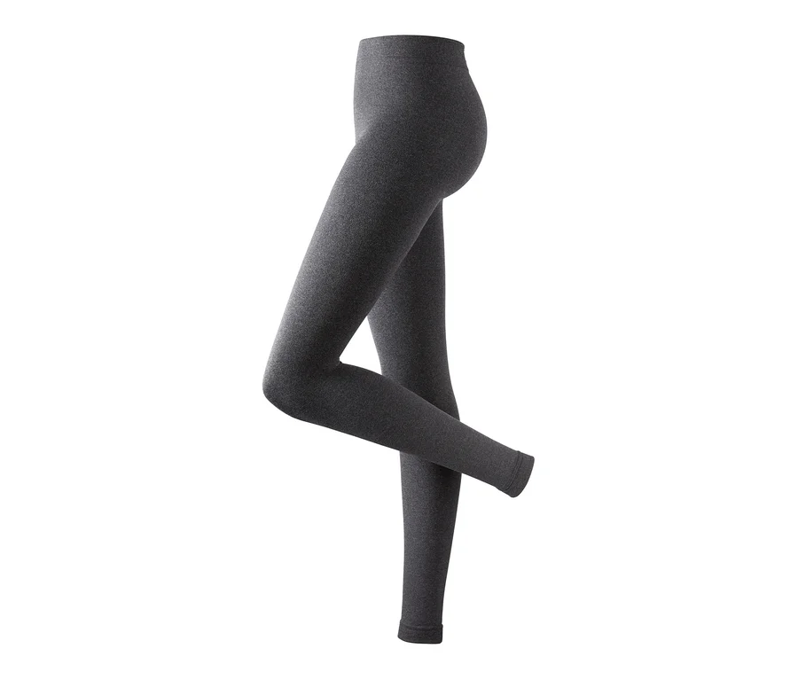 Graue Leggings mit einem Bein auf weißem Hintergrund angehoben.