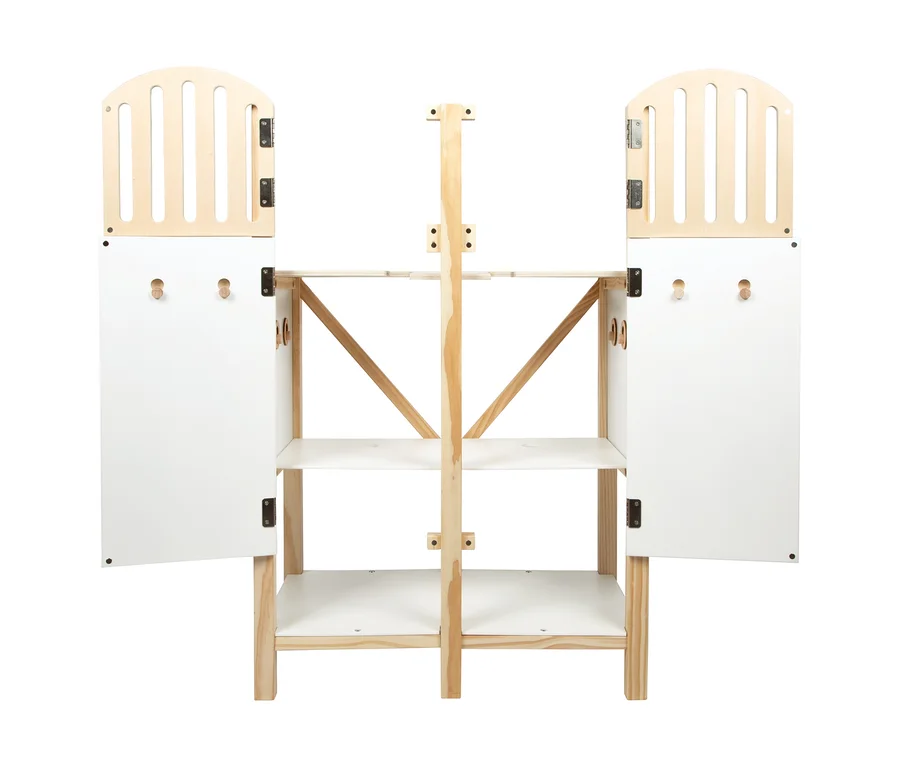 Der small foot Hobby-Horse-Pferdestall mit zwei offenen, weißen Schranktüren und Regalen aus hellem Holz.