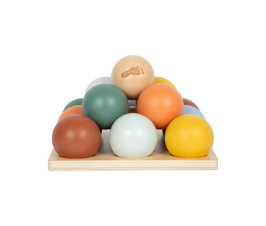 small foot Montessori-Bundle 2: Bunte Holzkugeln auf einem Holzsockel pyramidenförmig gestapelt, eine Kugel mit small foot Logo.