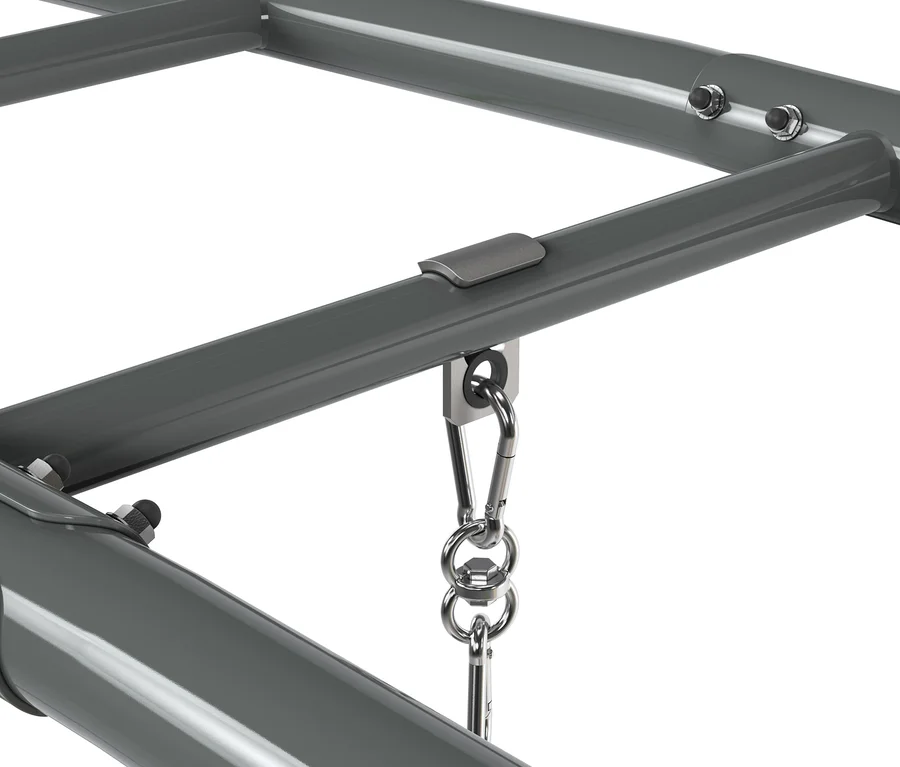 Detailansicht eines grauen EXIT Klettergerüst »MB310« mit Karabiner und Kette.