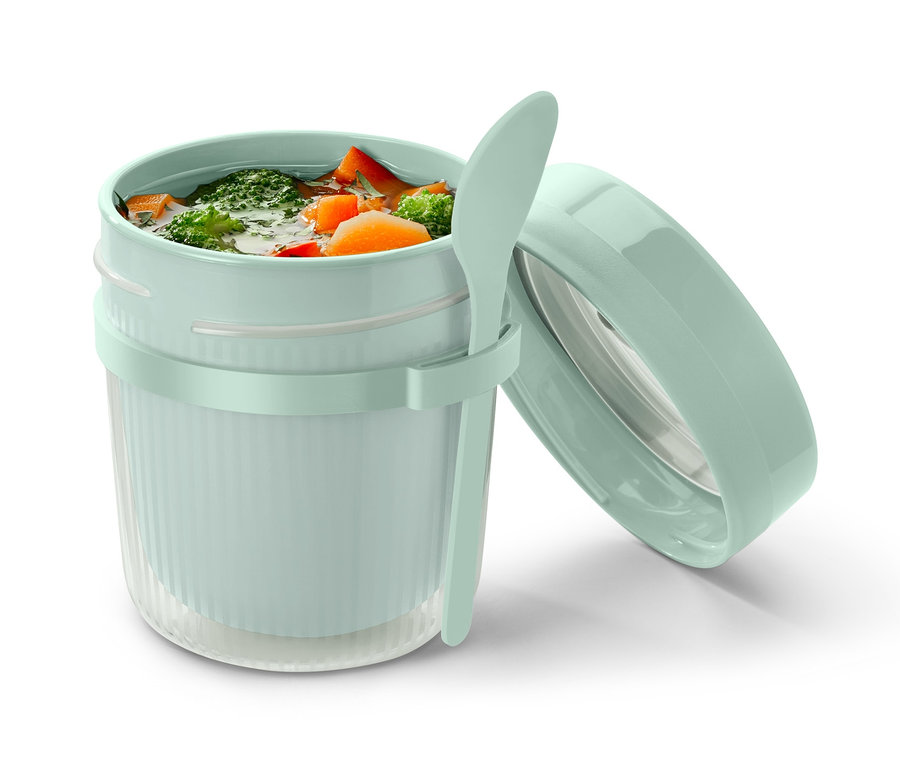 Ein To-go-Suppenbehälter mit einem Löffel und Gemüsesuppe.