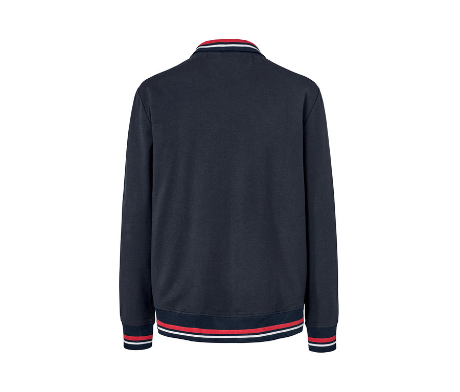 Dunkelblaue Sweatjacke mit langen Ärmeln und rot-weißem Saum.