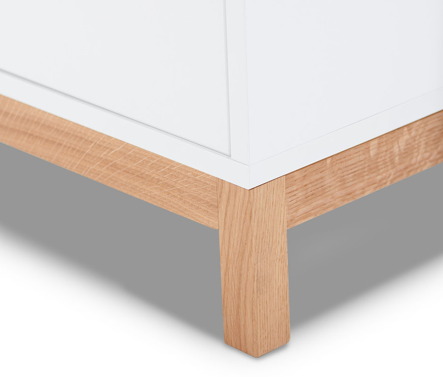 Detailaufnahme einer weißen 2-in-1: Kommode und Kleiderschrank Kombination mit Holzfüßen.