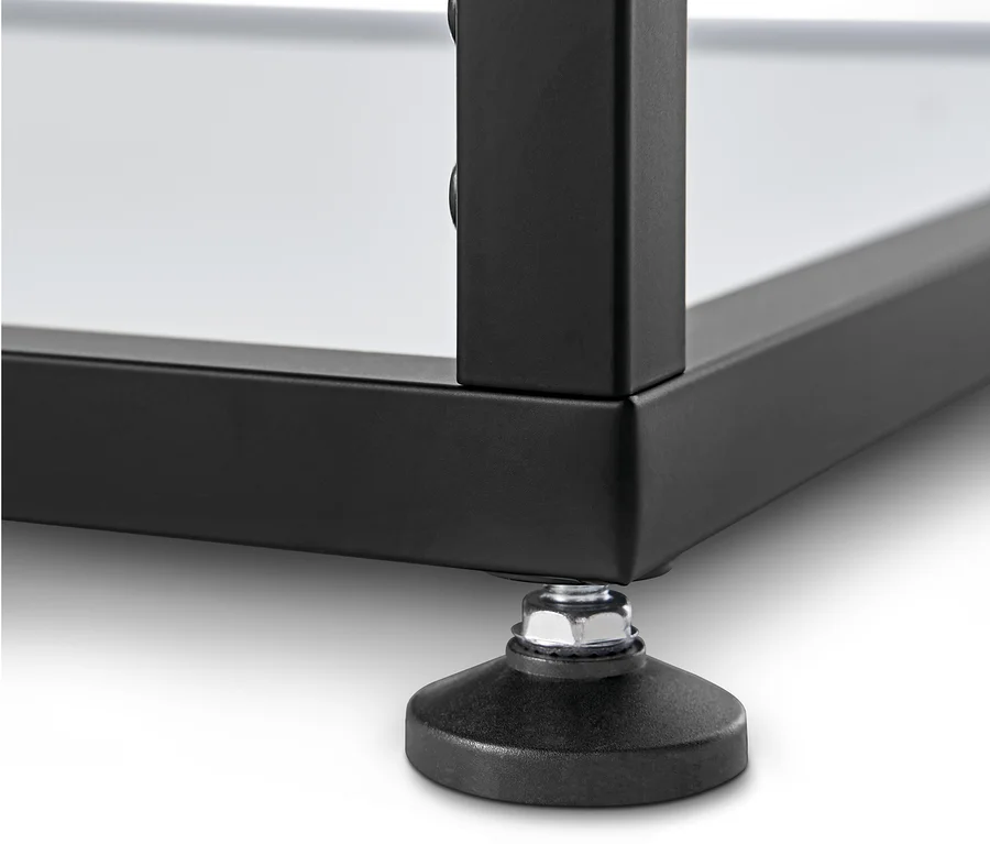 Detailaufnahme einer Ecke des Couchtisches mit Glasplatte.