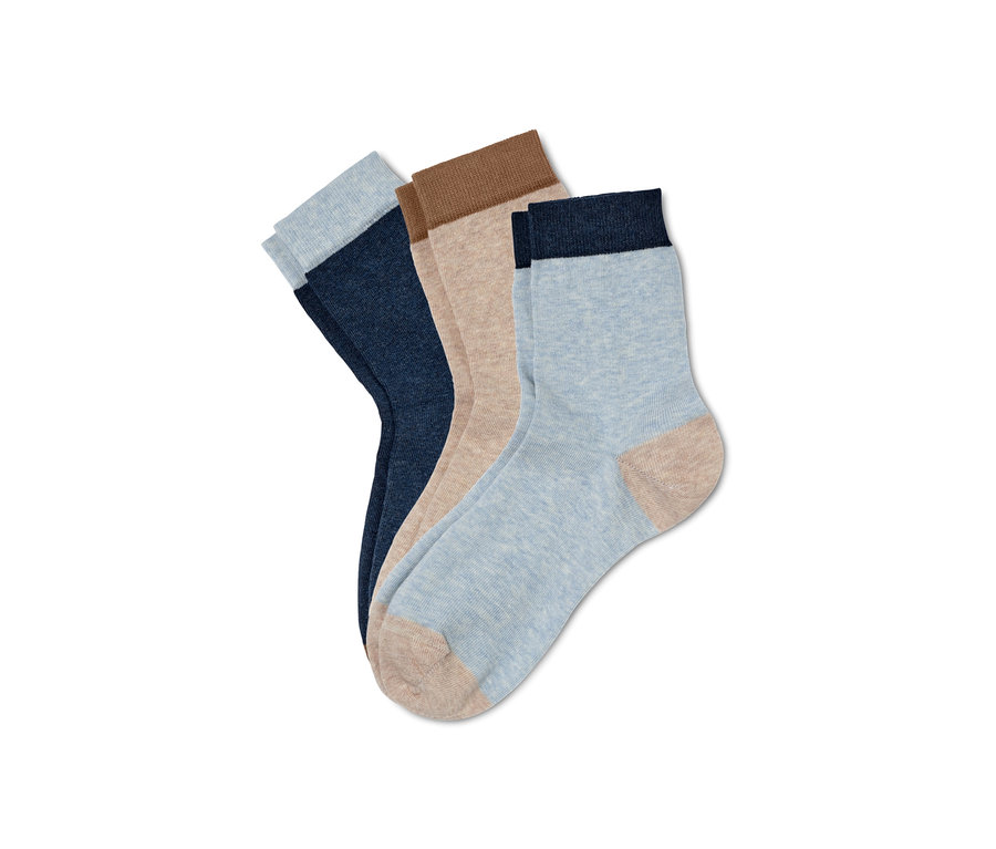 Drei Paar Socken in Blau, Braun und Beige.