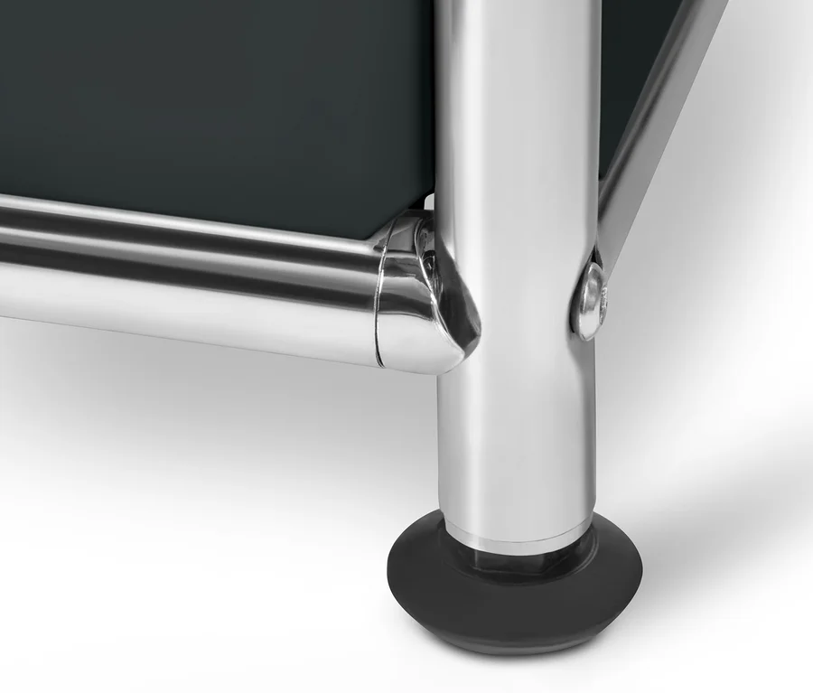 Detailansicht eines schwarzen Systemschranks Metall »CN3«.