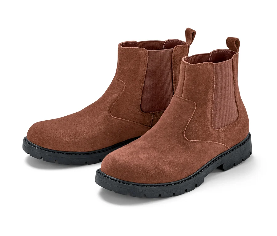 Braune Lederstiefel auf weißem Hintergrund.