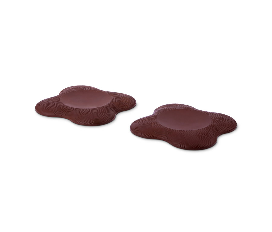 Zwei braune Yoga-und-Fitness-Pads.