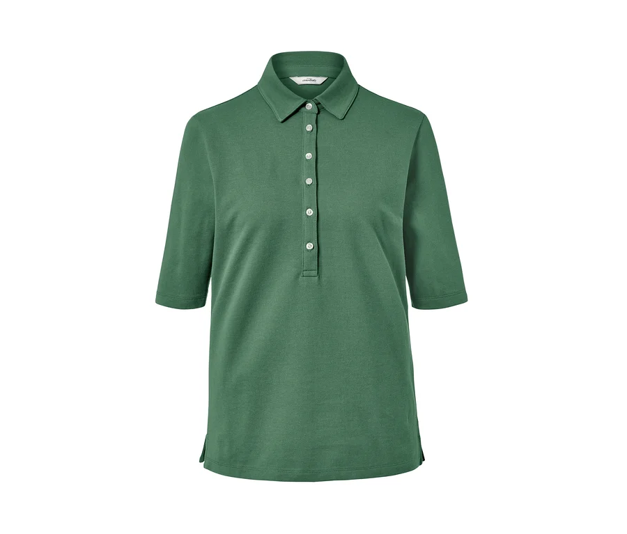 Grünes Poloshirt mit kurzen Ärmeln und Knöpfen.