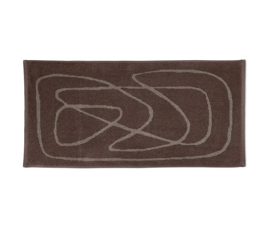 Braunes Jacquard-Handtuch mit hellem Muster.