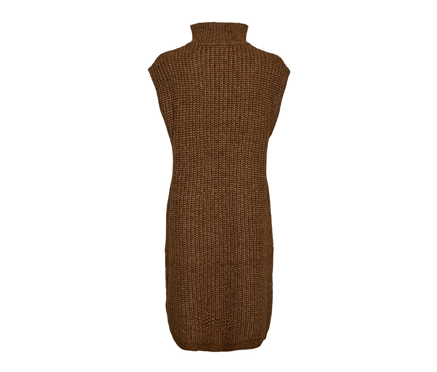 Braunes Strickkleid mit Rollkragen.