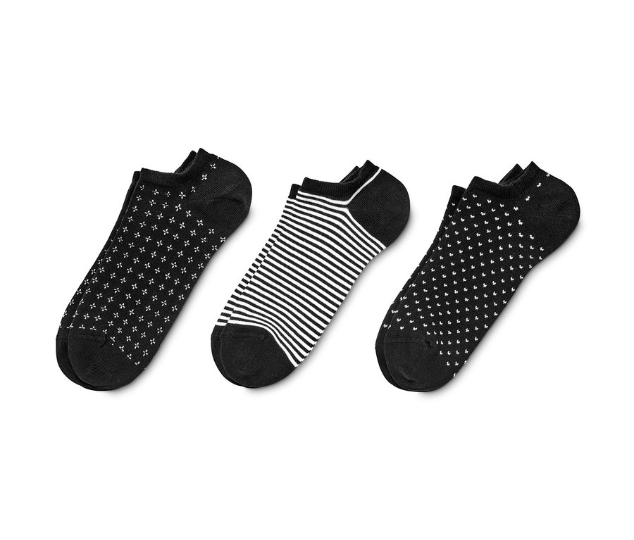 Drei Paar schwarz-weiße Sneakersocken.