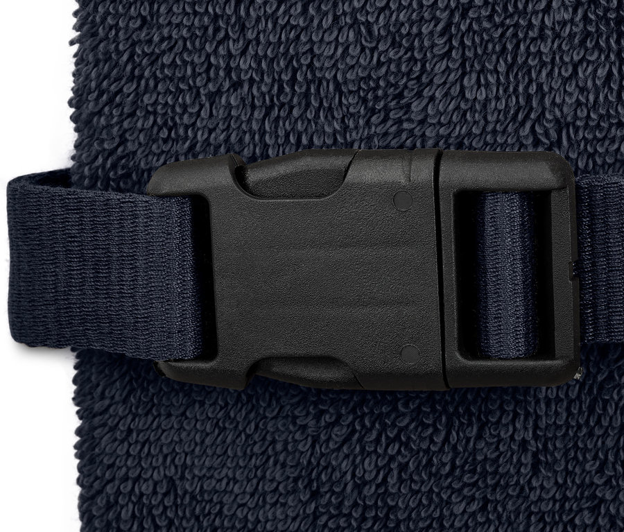 Detailaufnahme eines blauen Hunde-Bademantels mit Verschluss.