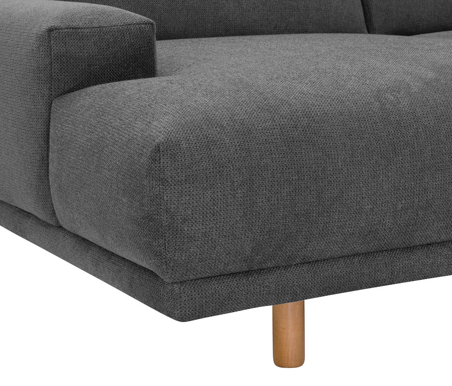Detailansicht eines dunkelgrauen Ecksofas "Penelope" mit Holzbeinen.