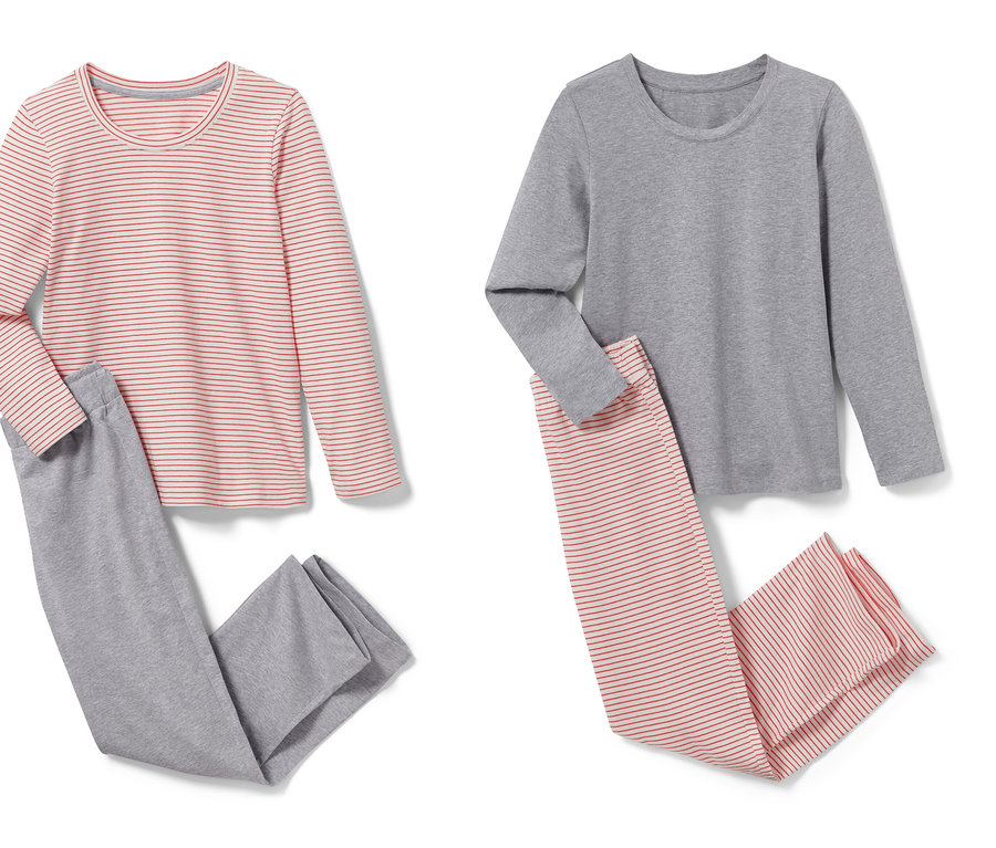 Zwei Kinder-Pyjamas liegen auf einem weißen Hintergrund. Ein Pyjama ist grau und rot gestreift, der andere grau mit einem rot gestreiften Oberteil.