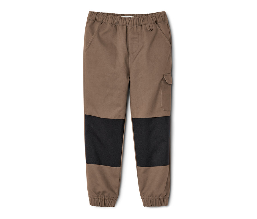 Eine braune Kleinkind-Outdoorhose mit schwarzen Knien.